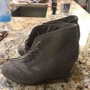 Woman’s size 6 lace up wedge